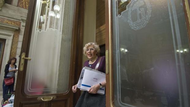 La alcaldesa de Madrid, Manuela Carmena, en el patio de cristales de la Plaza de la Villa este miércoles