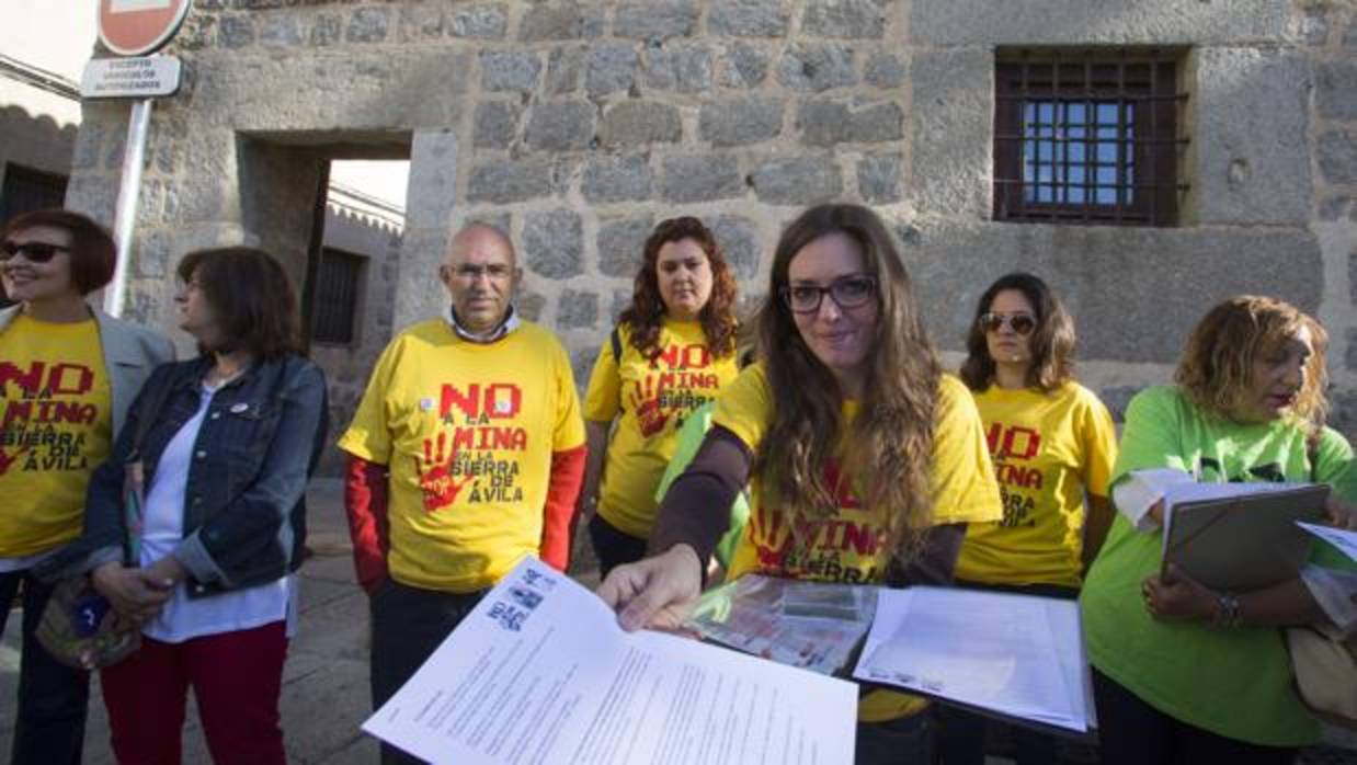 Las tres plataformas contrarias a los proyectos mineros en la sierra de Ávila presentaron un escrito en la Delegación de la Junta