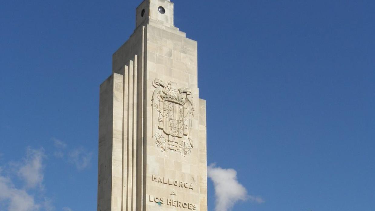 Detalle del monumento dedicado a las víctimas del Crucero «Baleares», inaugurado en 1947