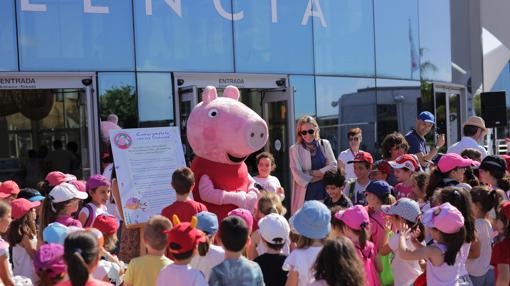 Imagen de Celia Calabuig junto al personaje televisivo Peppa Pig