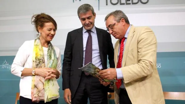 Aurelia Sánchez, Álvaro Gutiérrez y Juan Carlos Santos, presidente de la Asamblea provincial de Cruz Roja