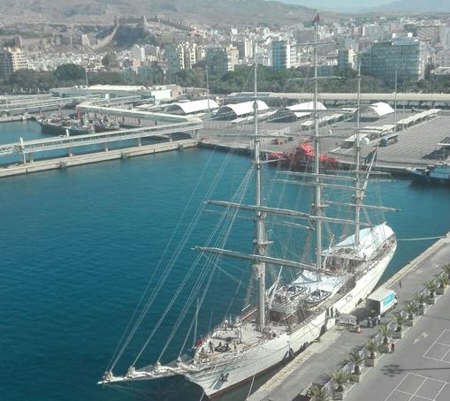 El buque escuela de la Real Marina de Omán, en el puerto de Almería