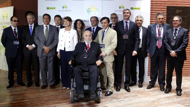 Premiados y autoridades en la foto de familia