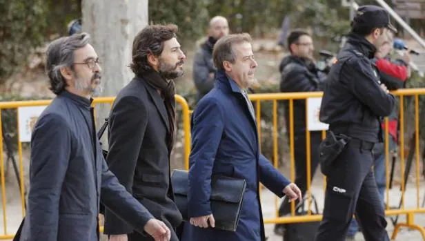El menor de los hijos del expresidente de la Generalitad de Cataluña, Oleguer Pujol, acompañado de sus abogados