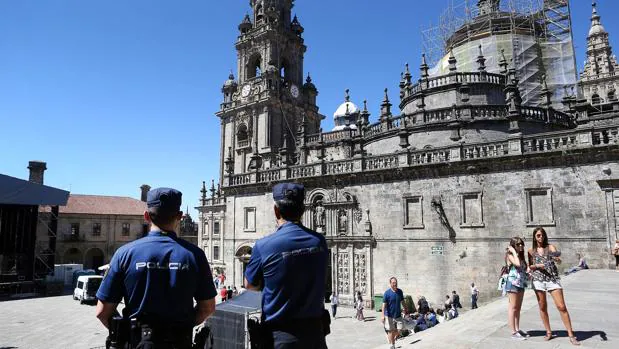 Policía vigilando la Catedral de Santiago de Compostela