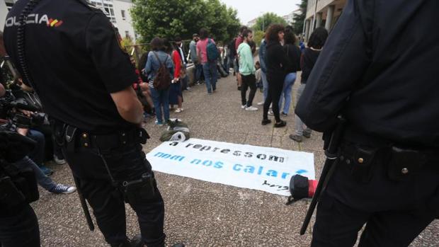 Afines al colectivo okupa apoyando al detenido en la reyerta en las puertas del juzgado