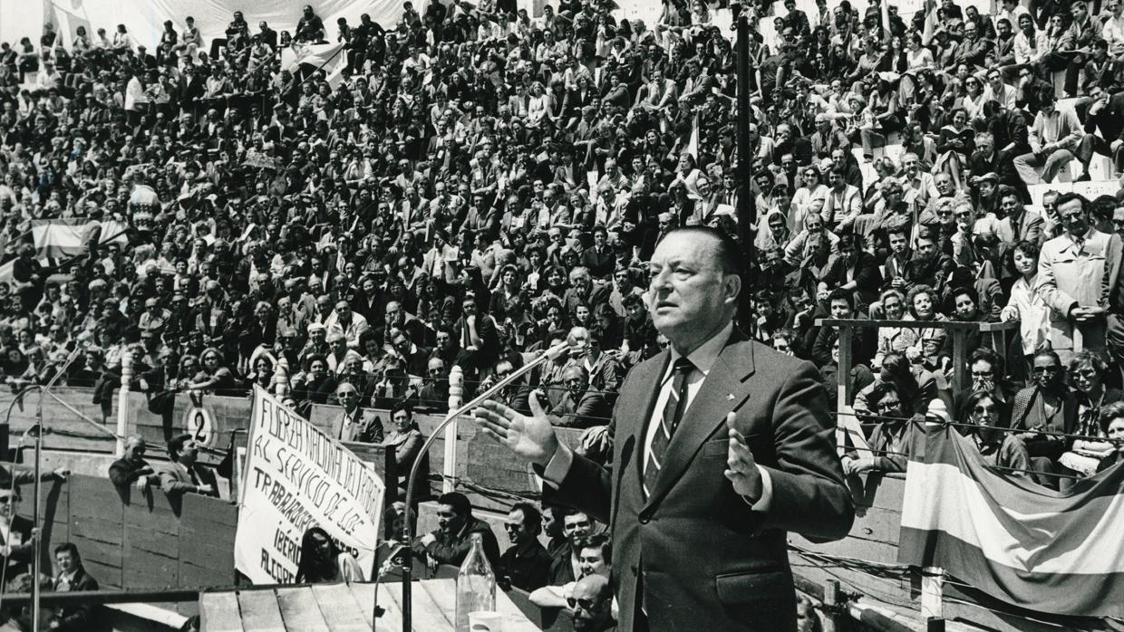 El ultraderechista Blas Piñar (Fuerza Nueva), durante un mitin en 1980