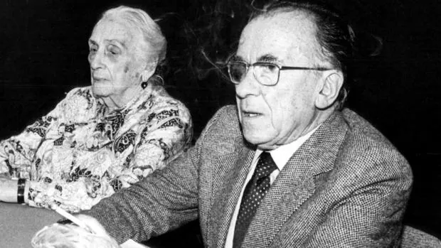 Santiago Carrillo, junto a Dolores Ibarruri «Pasionaria», el día que dimitió como secretario general del PCE, el 6 de noviembre de 1988