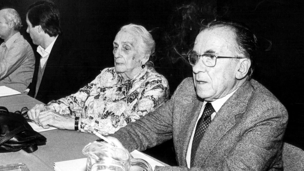 Santiago Carrillo, junto a Dolores Ibarruri «Pasionaria», el día que dimitió como secretario general del PCE, el 6 de noviembre de 1988