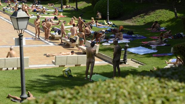 Varios bañistas practican nudismo de la piscina de la Casa de Campo, en 2015