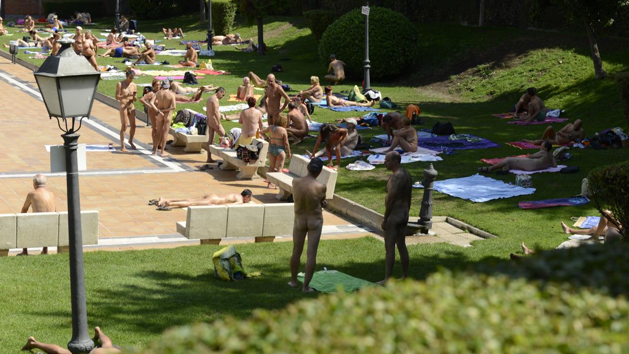 Varios bañistas practican nudismo de la piscina de la Casa de Campo, en 2015