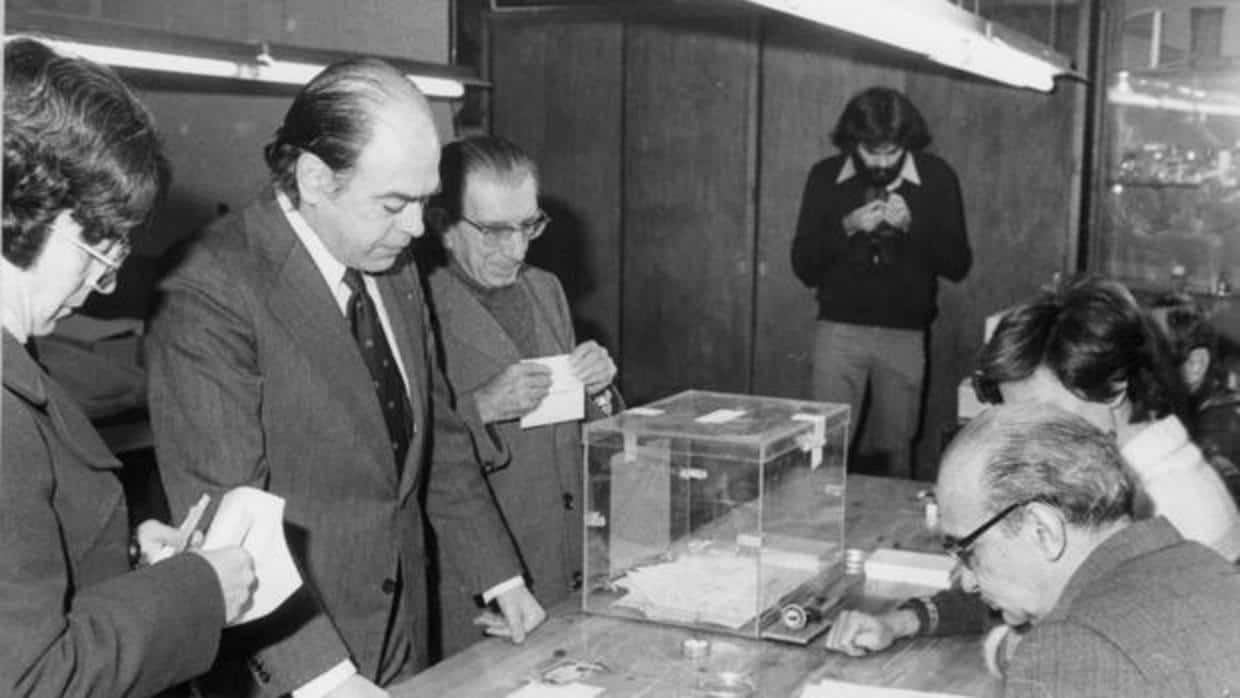 Jordi Pujol, tras depositar su voto a favor de la Constitución en el referéndum del 6 de diciembre de 1978