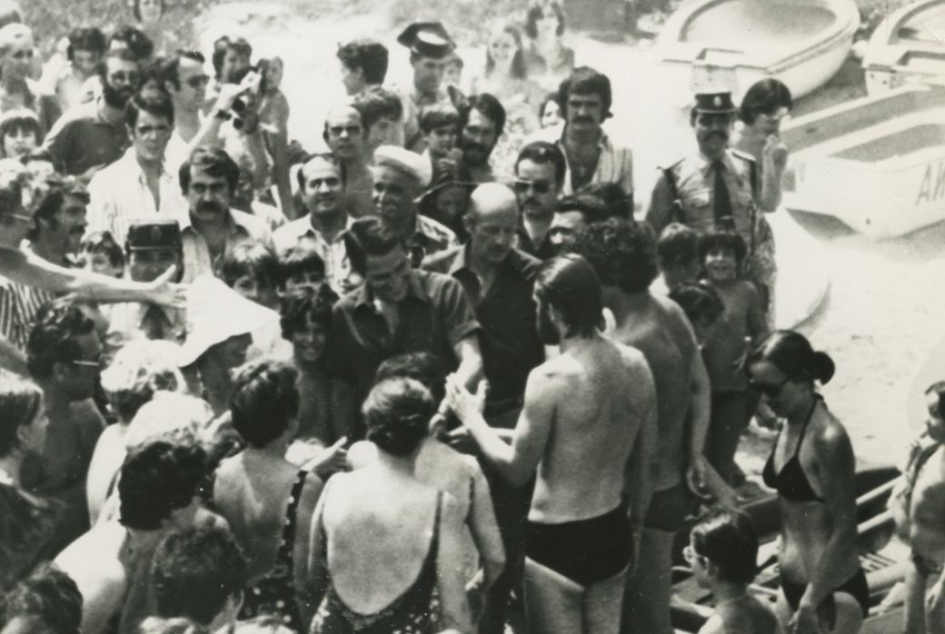 Adolfo Suárez recibe el saludo de un grupo de veraneantes en la playa de Bagur (Gerona)