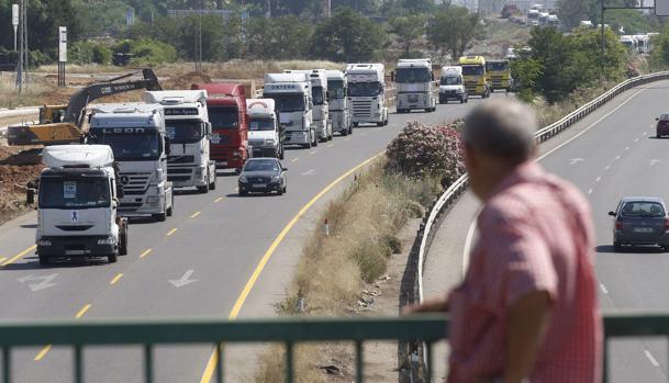 Imagen de archivo de un grupo de camiones circulando por una autovía española