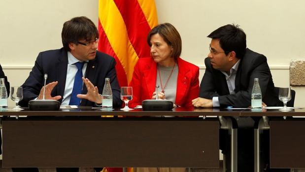 De izquierda a derecha, Puigdemont, Forcadell y Pisarello, en una reunión del Pacte Nacional pel Referéndum