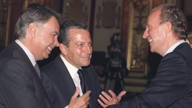 Don Juan Carlos con Adolfo Suárez y Felipe González
