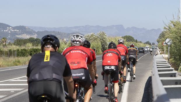 Muere un hombre tras caer el grupo de ciclistas con el que rodaba