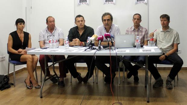 Miembros de la junta de personal docente no universitario, este lunes en una rueda de prensa