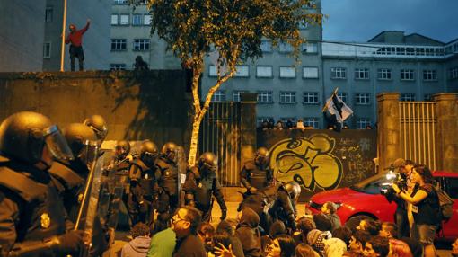 Policía y manifestantes, en el centro de Santiago