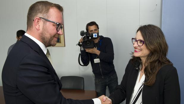 Mónica Oltra, este lunes en Bruselas junto a Juho Romakkaniemi, jefe de gabinete del vicepresidente de la Comisión Europea