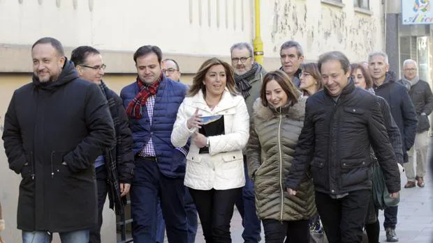 Susana Díaz, rodeada por Plaza, Rodríguez, Andrés y Gordo, a su llegada a la sede federal del PSOE en Madrid, en una imagen de archivo