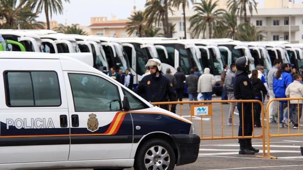 Imagen de archivo de efectivos de la Policía Nacional en Elche