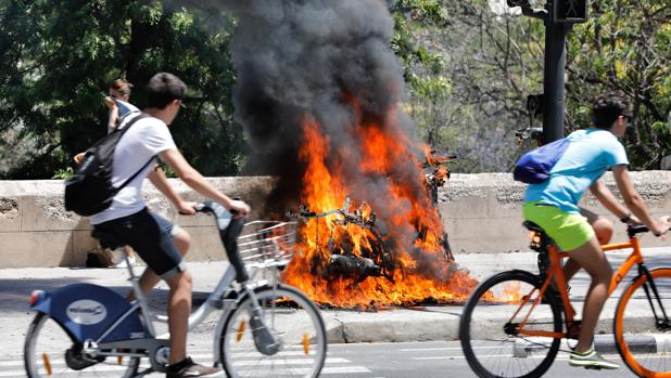 Un incendio calcina una moto en pleno centro de Valencia