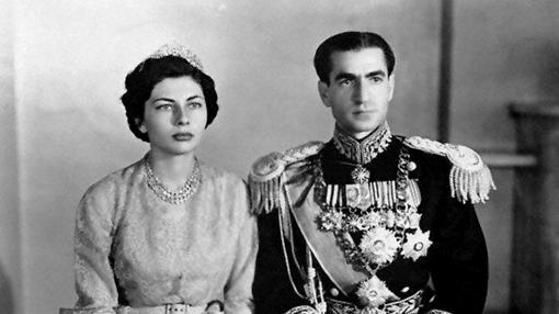 Soraya, considerada en su momento como la reina más bella del mundo, junto a Reza Palhevi, shah de Persia.