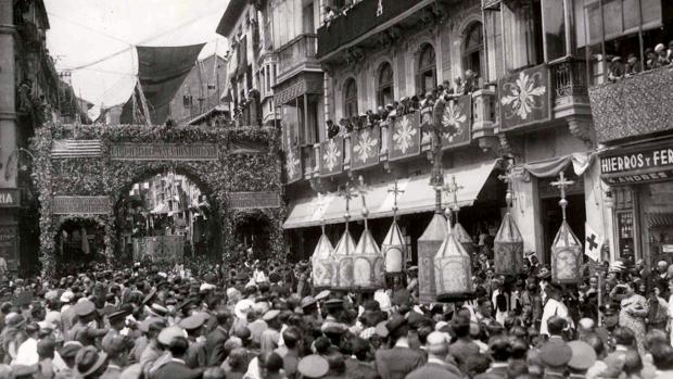 Aglomeración en la Plaza de Zocodover durante la procesión del Corpus en los años treinta del pasado siglo XX (Foto, Archivo Municipal de Toledo)