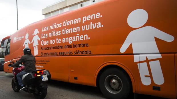 El autobús de Hazte Oír, a su paso por Madrid