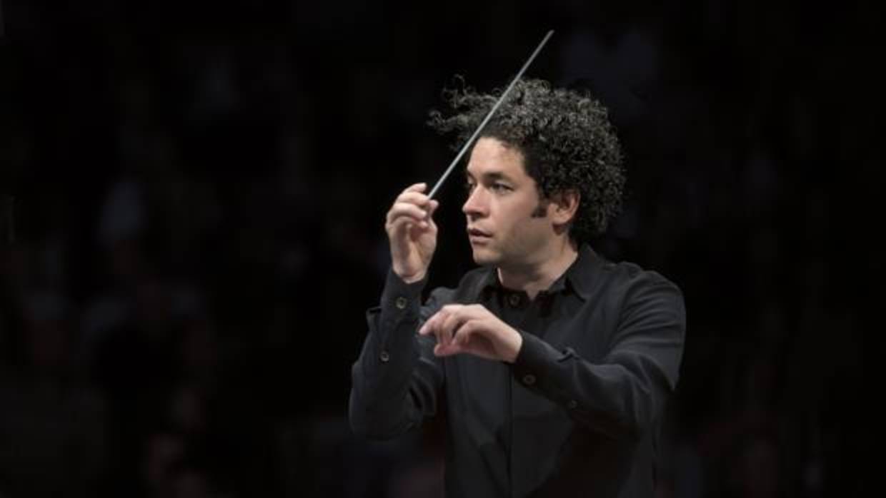Gustavo Dudamel dirigiendo uno de sus conciertos