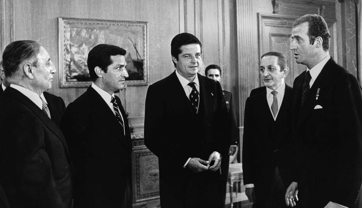 El Rey con Adolfo Suárez y los miembros del Consejo del Reino en 1976