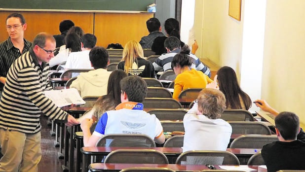 Alumnos se enfrentan a la prueba de selectividad de acceso a la universidad