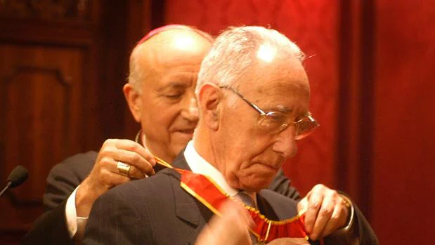 Cruz Román recibe la medalla del Arzobispado de Valencia de manos del fallecido García Gasco en 2003