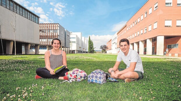 Jorge y Elena, dos estudiantes que ayer se presentaron a la nueva Selectividad en Valladolid