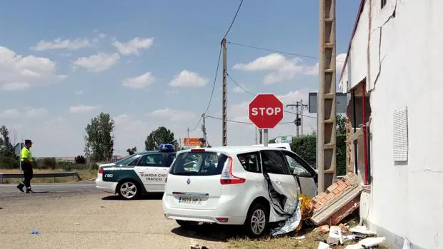 Dos personas han fallecido al chocar su coche contra una casa en Coreses (Zamora)