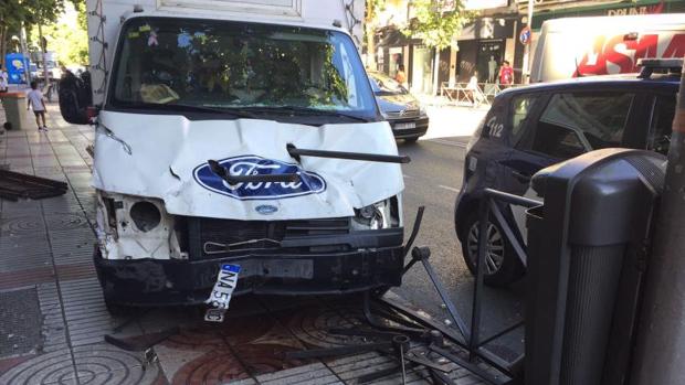 Pánico en la calle Alcalá: un hombre se sube a la acera con su camión para arrollar a su mujer