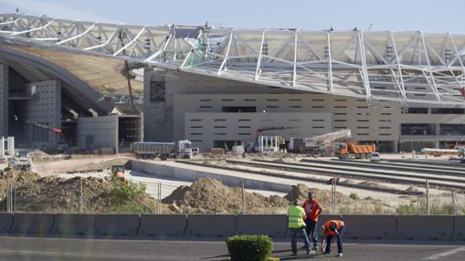 Varios operarios trabajan en los accesos del nuevo estadio