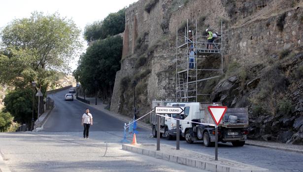 Operarios realizan trabajos en el talud de Doce Cantos