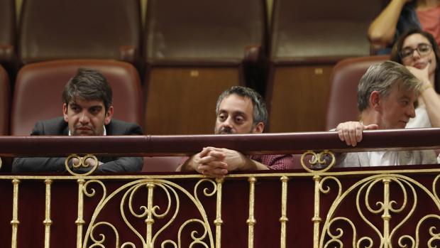 Ferreiro (c), con el alcalde de Ferrol, Jorge Suárez (i), ayer en el Congreso