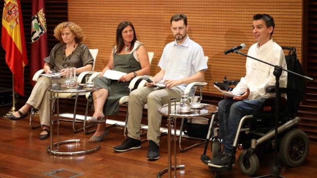 Pablo Soto (d), junto con los representantes de las iniciativas más votadas