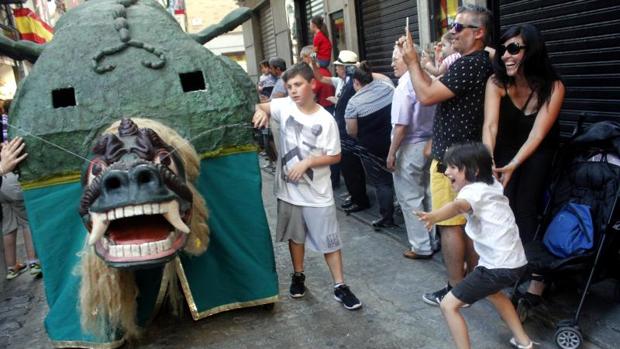 El monstruo verde lanza sus chorros sobre el público apiñado en las calles del Casco