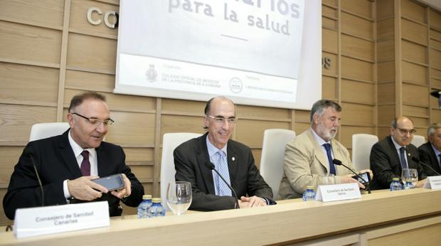 Baltar Trabazo, en Santiago de Compostela, este jueves, con consejeros de Sanidad de Galicia y País Vasco