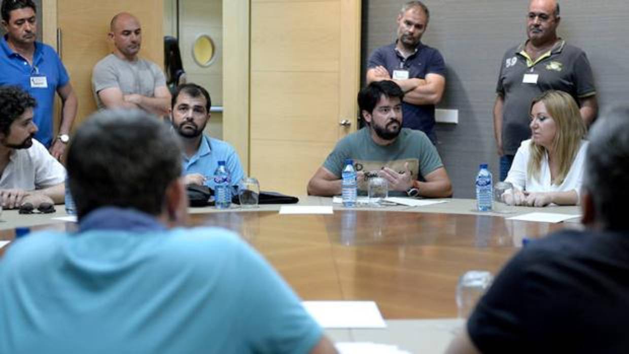 El presidente del Comité de Empresa de Nissan, Rubén Zazo, junto a sus compañeros