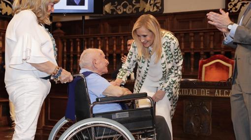 José Gutiérrez Galán, 100 años, junto a la presidenta Cifuentes