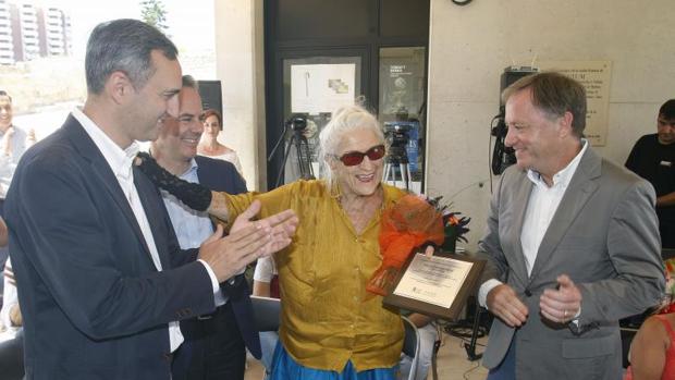 César Sánchez (izquierda), con . con la arqueóloga Solveig Nordstrom y el delegado del Gobierno en la Comunitat Valenciana, Juan Carlos Moragues, durante el acto de cesión del yacimiento Lucentum