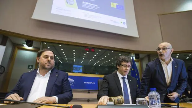 Oriol Junqueras, Carles Puigdemont, y Raül Romeva, en el Parlamento Europeo