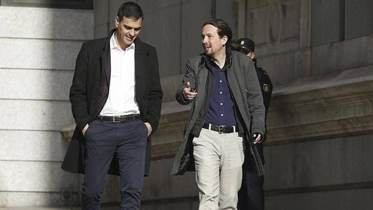 Fotografía de archivo de los secretarios generales del PSOE, Pedro Sánchez, y de Podemos, Pablo Iglesias