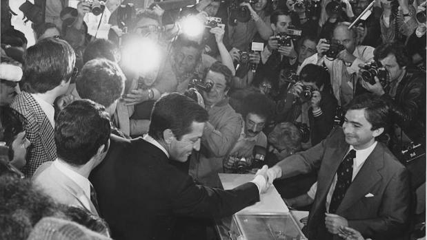 Adolfo Suárez votando en su colegio electoral en las elecciones de 1977