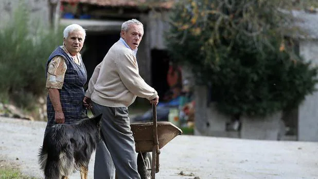 Ancianos en una zona rural de Orense